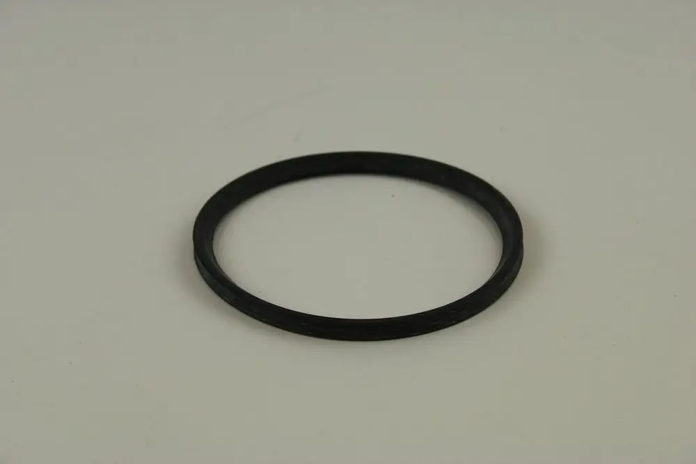 Schwarze Gummidichtung von Bosch in Form eines schmalen Rings, ohne sichtbare Markierungen oder zusätzliche Merkmale, auf hellem Hintergrund platziert.
